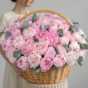 51 пион в корзине Новосибирск
