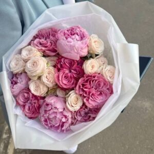 Букет с пионами и пионовидной розой