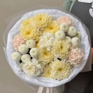 Букет из кустовых хризантем и диантусов