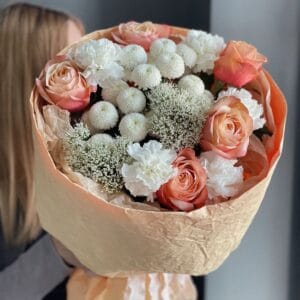 букет с хризантемой и розой кахала