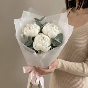 3 белых пиона букет