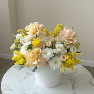 коробка цветов с хризантемой и розой