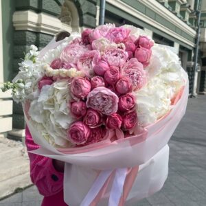 букет с гортензией и пионами