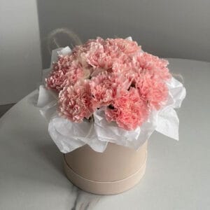 коробка с розовой гвоздикой