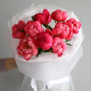коралловые пионы букет