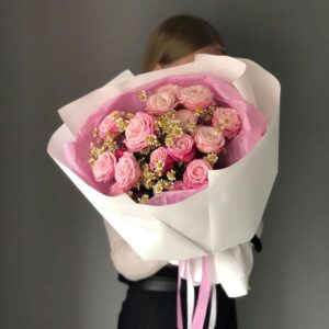 кустовая роза с ромашками