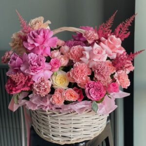 яркая корзина с цветами