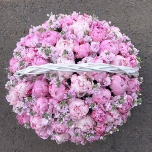 Большая корзина с пионами