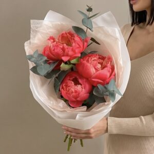 недорогой букет пионов