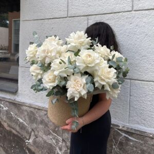 Корзина с белыми французскими розами