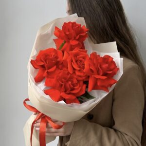 Букет из красивых красных французских роз 5 шт