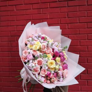Большой сборный букет с кустовыми розами и маттиолой