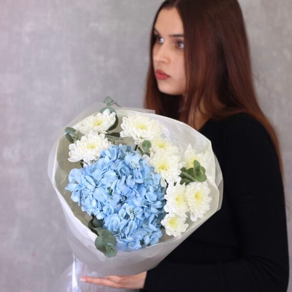 Букет с гортензией и хризантемой