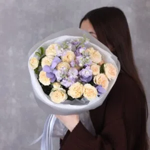 Кустовые пионовидные розы с маттиолой